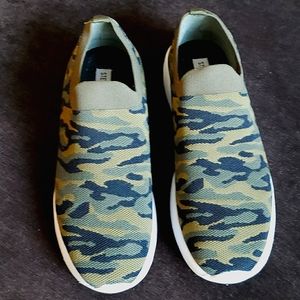 Steve Madden size 9 Lillian Camoflage sneaker memory foam